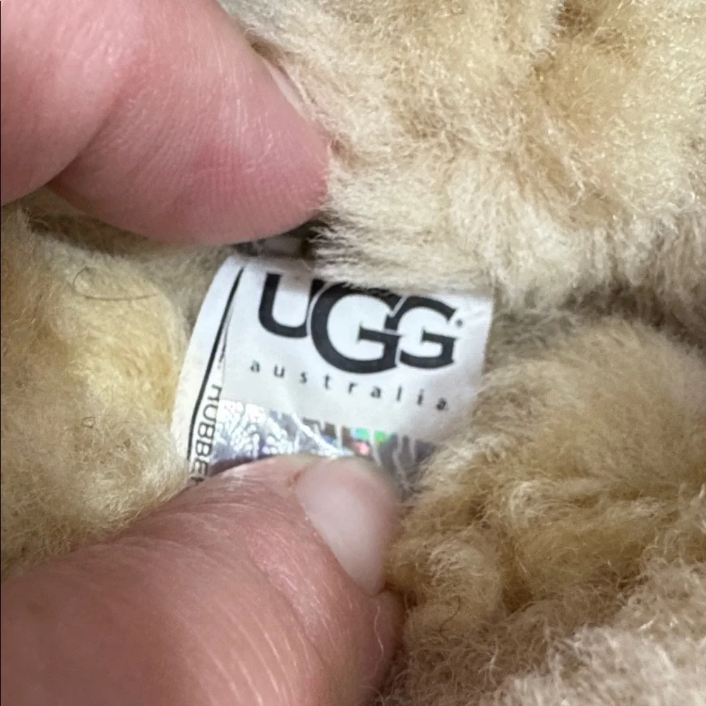 Ugg slippers SIZE 4